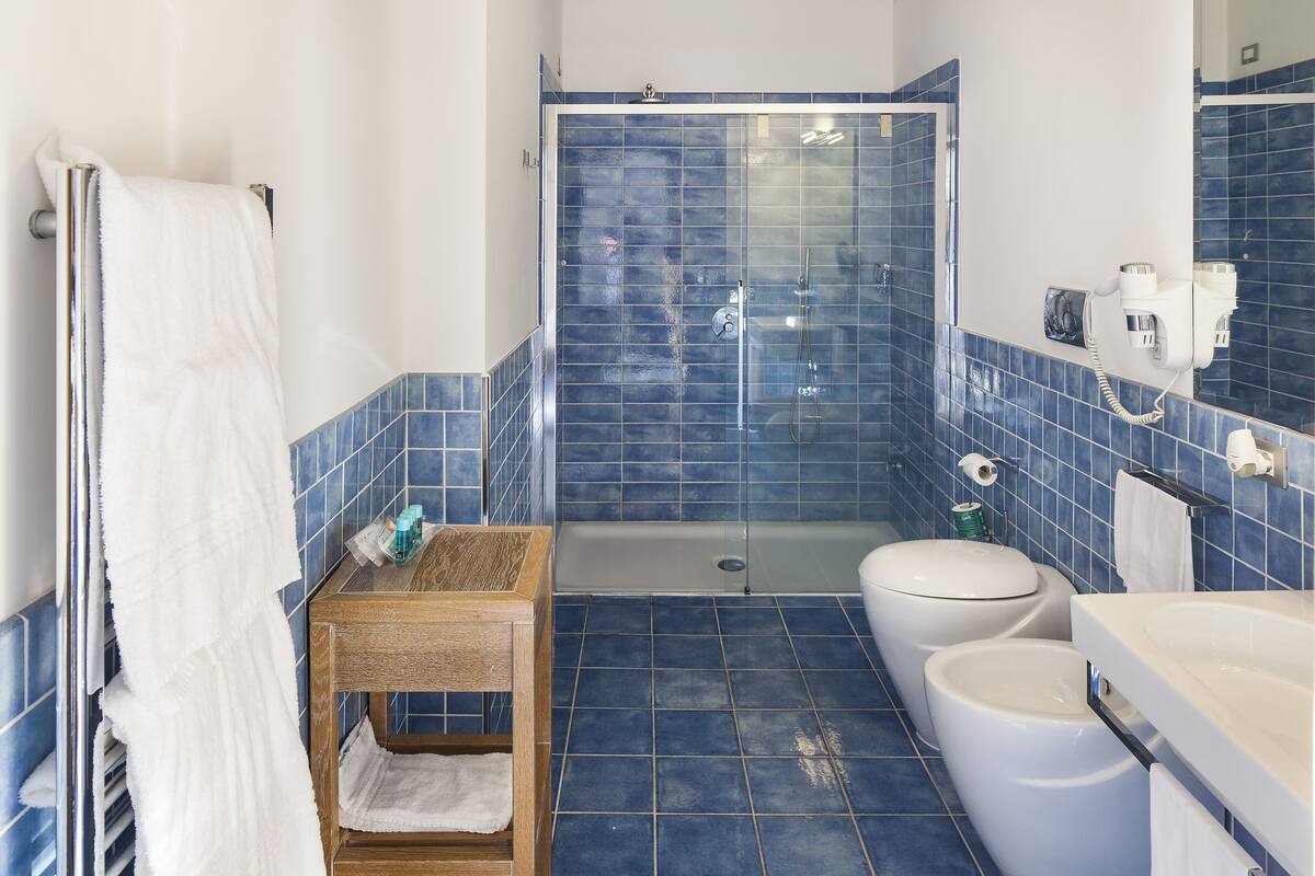 luxury double or twin room, partial sea view | bathroom | shower, free toiletries, hair dryer, bidet