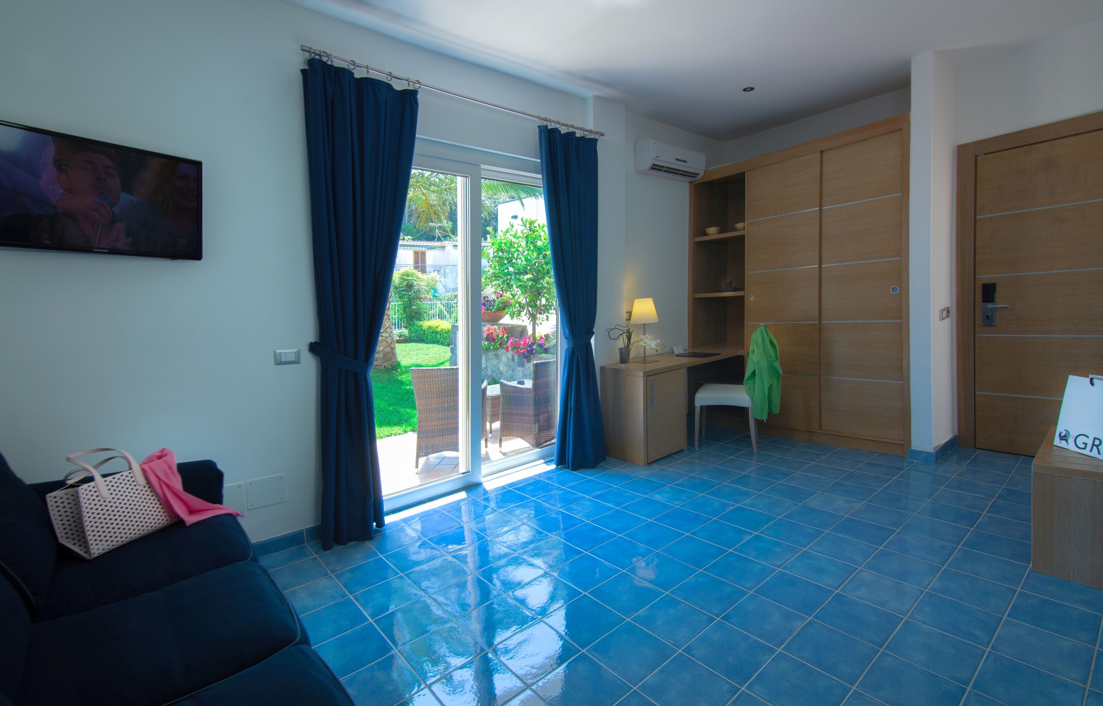 junior suite, partial sea view | garden view