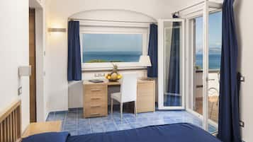 Camera Luxury con letto matrimoniale o 2 letti singoli, vista mare parziale | Biancheria da letto ipoallergenica, minibar, una cassaforte in camera