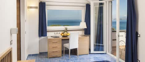 Luxe kamer, 1 twee- of 2 eenpersoonsbedden, gedeeltelijk uitzicht op zee | Hypoallergeen beddengoed, een minibar, een kluis op de kamer, een bureau