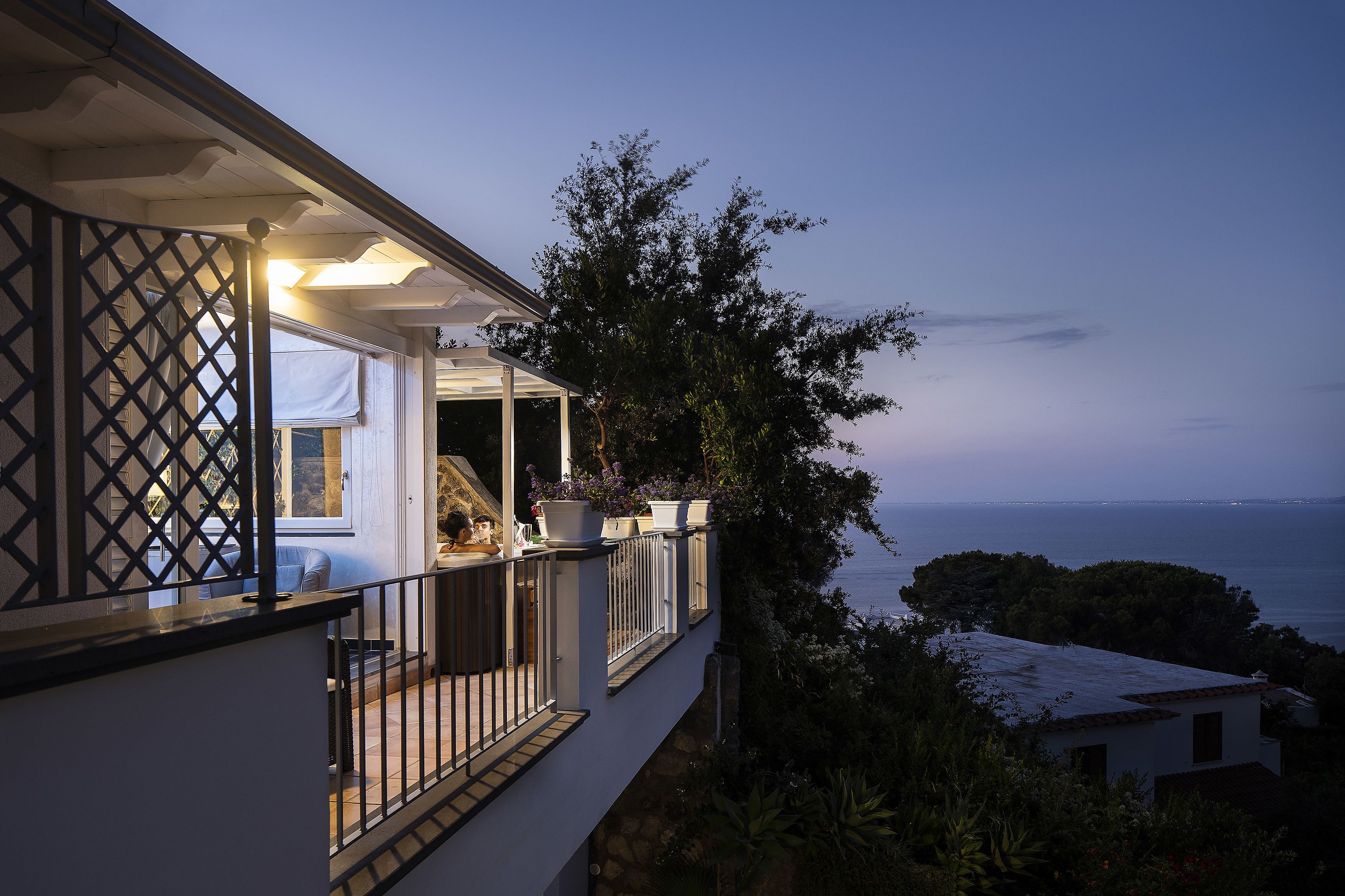 deluxe suite, hot tub | water view