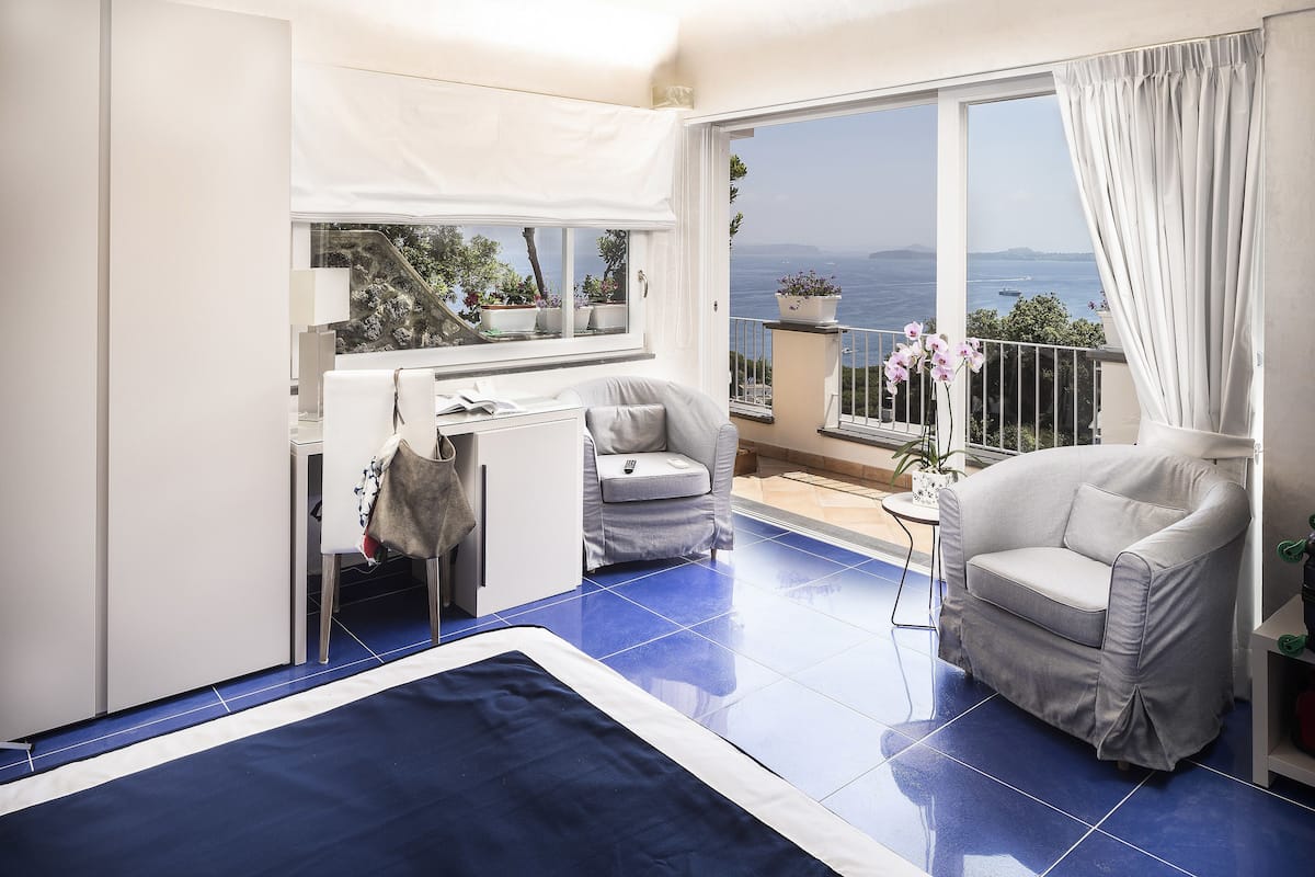 deluxe suite, hot tub | 1 bedroom, hypo-allergenic bedding, minibar, in-room safe