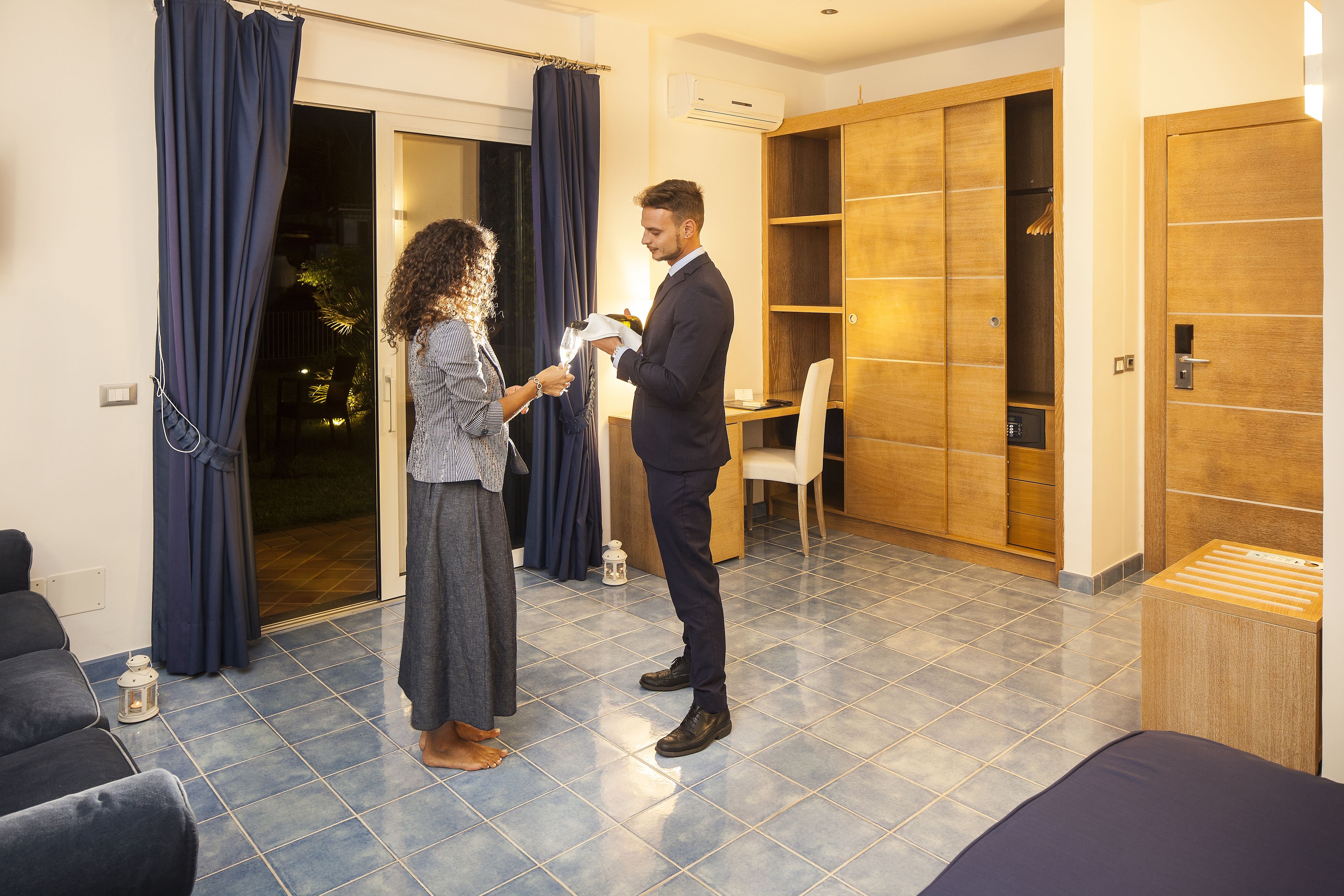 junior suite, partial sea view | 1 bedroom, hypo-allergenic bedding, minibar, in-room safe