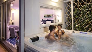 Suite Deluxe, idromassaggio | Piscina panoramica | Piscina coperta, piscina all'aperto, lettini