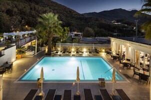 Una piscina cubierta, una piscina al aire libre, tumbonas