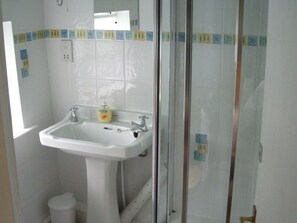 Standard Double Room | Bathroom | Shower, free toiletries, hair dryer, towels