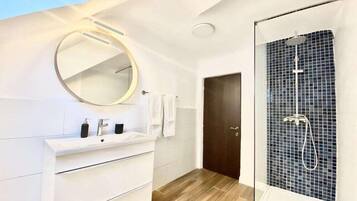 Combined shower/bathtub, jetted bath, free toiletries, hair dryer