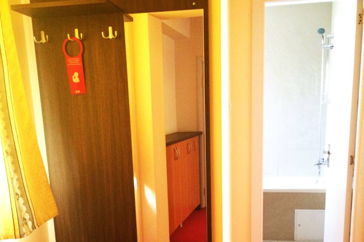 Select Comfort beds, minibar, in-room safe, cribs (free)