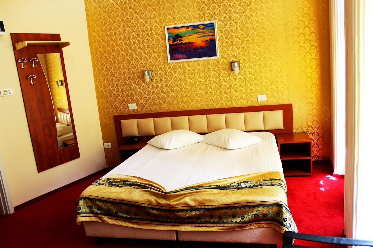 Rúm með Select Comfort dýnum, míníbar, öryggishólf í herbergi