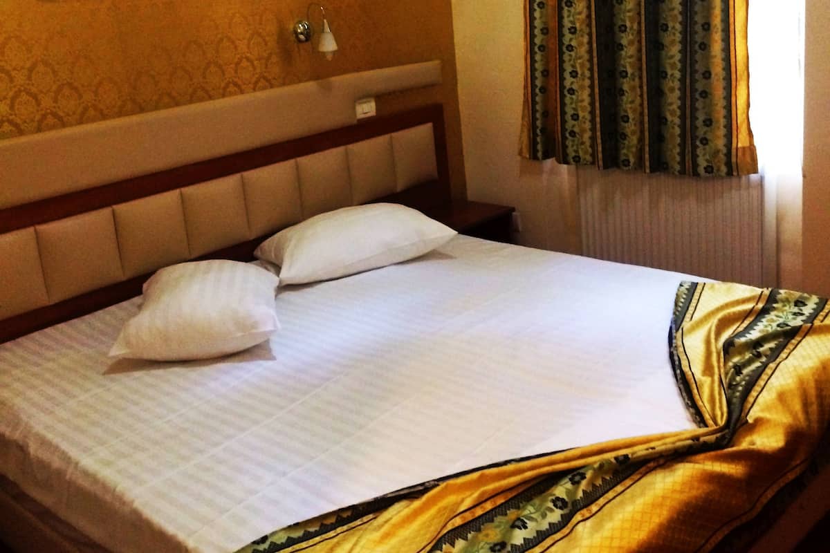 Rúm með Select Comfort dýnum, míníbar, öryggishólf í herbergi