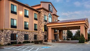 A Red Lion Inn & Suites with a brick facade, multiple windows, and a covered entrance. - Red Lion Inn & Suites Mineral Wells (Mineral Wells)