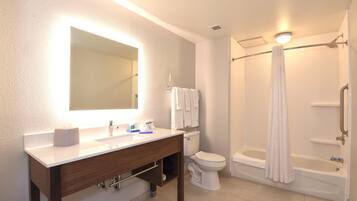 Combined shower/tub, free toiletries, hair dryer, towels