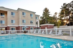 Outdoor pool, open 10:00 AM to 10 PM, pool umbrellas, sun loungers - Holiday Inn Express Hotel & Suites Southern Pines by IHG (Southern Pines)