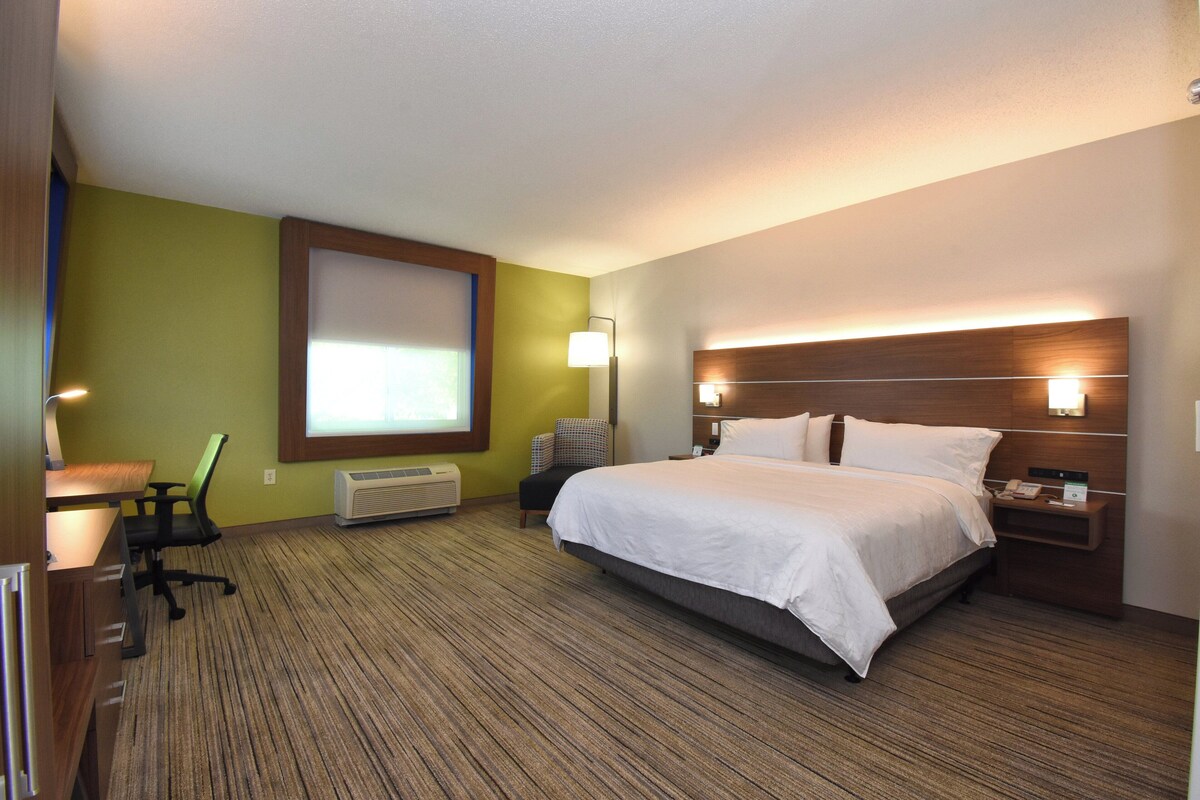 In-room safe, desk, laptop workspace, blackout drapes