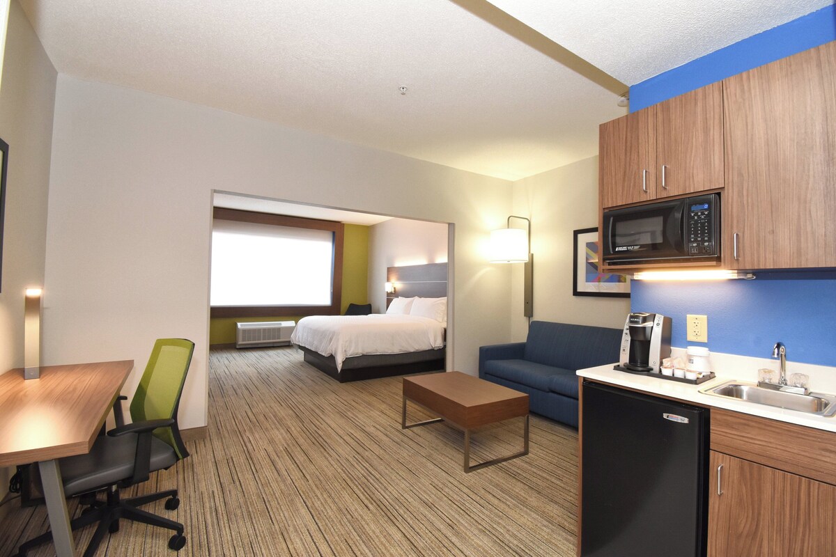 Suite, 1 King Bed | In-room safe, desk, laptop workspace, blackout drapes