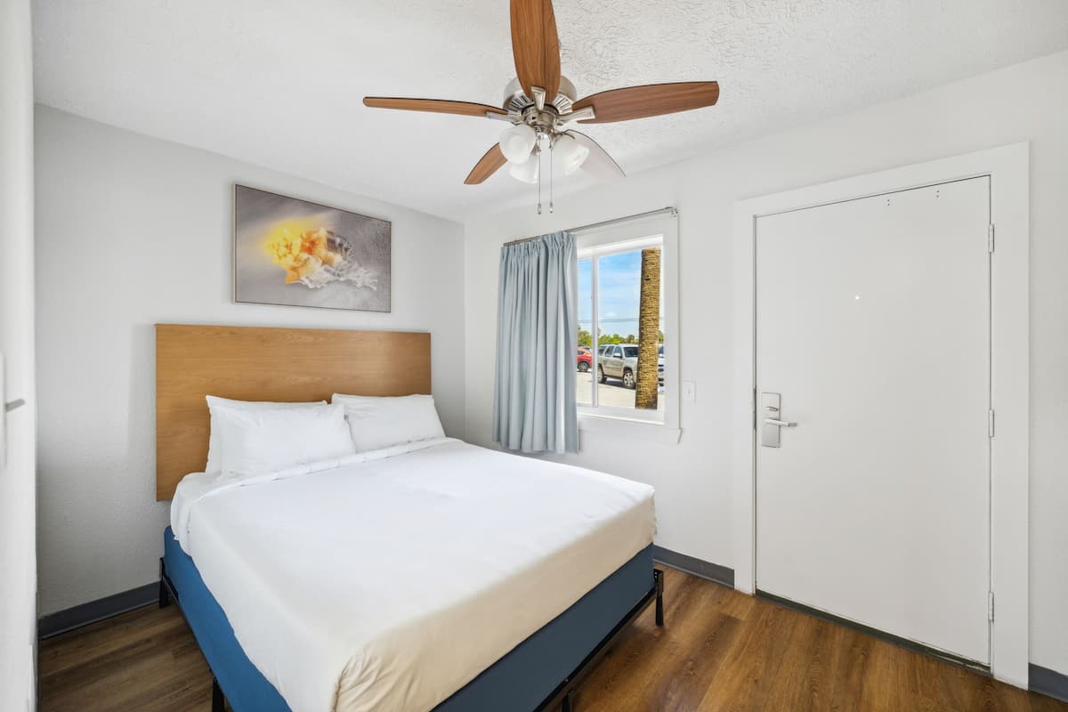 Iron/ironing board, free WiFi, bed sheets