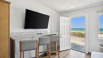 Chambre, 2 grands lits, cuisine, en front de plage (Walkout, Split Accommodations) | Terrasse/Patio