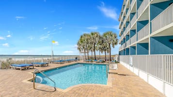 Kolam renang outdoor, dengan kursi berjemur