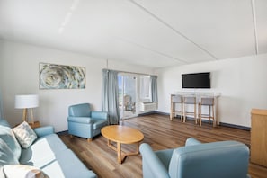 Premier-Suite, 2 Queen-Betten, Küche, Strandnähe (Split Accommodations - Top) | Wohnbereich