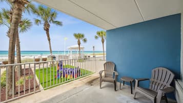 Chambre, 2 grands lits, cuisine, en front de plage (Walkout) | Terrasse/Patio