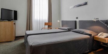 Minibar, escritorio, sistema de insonorización y wifi gratis 