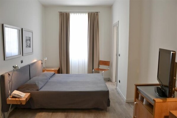 Minibar, desk, soundproofing, free WiFi