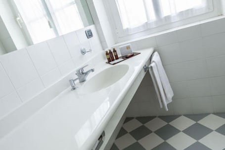 Artículos de tocador gratuitos, secador de pelo, bidet, toallas. Albergo Alla Posta