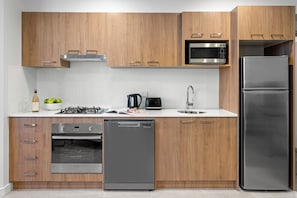 Refrigerador con freezer, microondas, placa de cocina