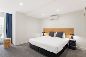 Apartamento luxo, 1 cama King | 1 quarto, cofres nos quartos, individualmente decorados