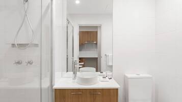 Studio | Phòng tắm | Buồng tắm vòi sen, vòi sen phun mưa, đồ dùng nhà tắm miễn phí