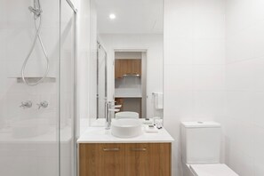 Standard Studio | Bathroom | Shower, rainfall showerhead, free toiletries, hair dryer
