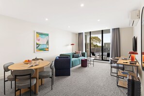 Apartamento Deluxe, 1 cama de matrimonio grande | Zona de estar | Smart TV de 50 pulgadas con canales por cable, servicios de streaming