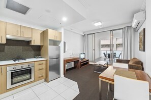 Caja de seguridad en la habitación y escritorio 