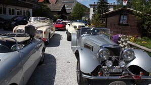 A street lined with vintage cars parked along the side. - Hotel Krone (Matrei am Brenner)