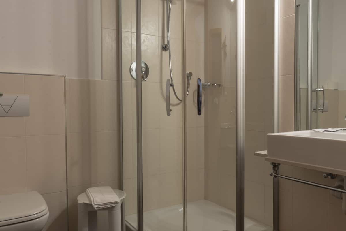 double room, 1 double bed, non smoking | bathroom shower