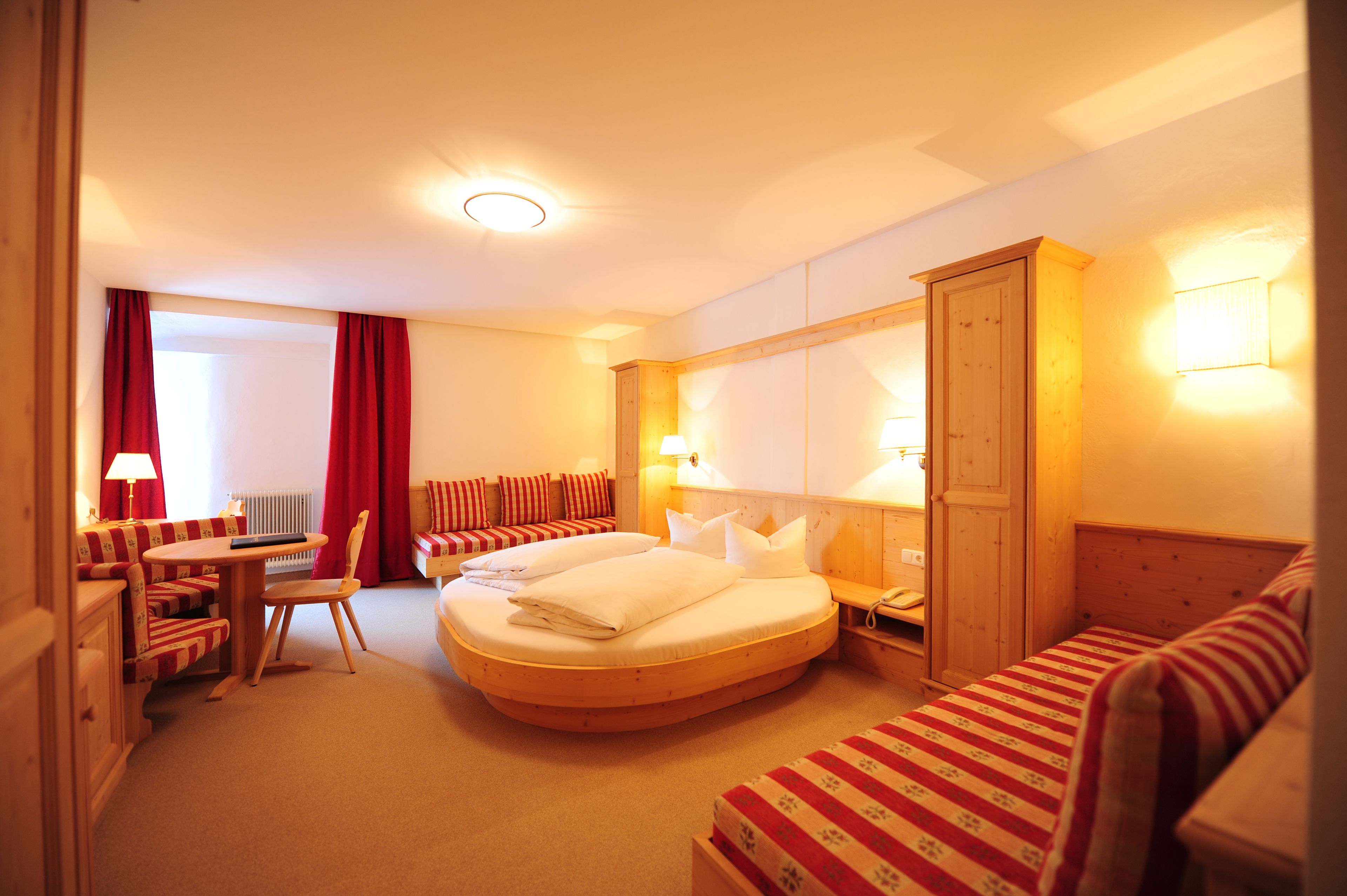 Ropa de cama de alta calidad y caja de seguridad en la habitación 