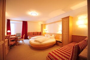 Habitación cuádruple, 1 cama doble con sofá cama, no fumadores | Ropa de cama de alta calidad, caja fuerte, decoración individual