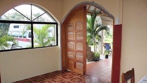 2 من المطاعم؛ يتم تقديم الإفطار، والغداء، والعشاء، والإفطار المتأخر