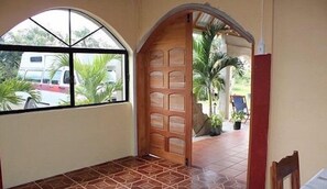 2 restaurantes; se sirve desayuno, almuerzo y cena; mariscos