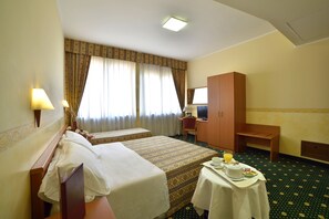 Habitació triple | Roba de llit d'alta qualitat, minibar i escriptori 