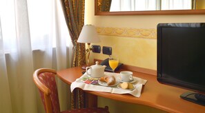 Triple Room | Premium bedding, minibar, desk, soundproofing - Dropiluc (Druento)