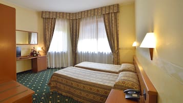 Habitación estándar, 2 camas individuales | Ropa de cama de alta calidad, minibar, escritorio