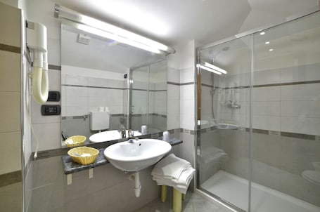 Camera doppia | Bagno | Doccia, set di cortesia gratuito, asciugacapelli, bidet. Dropiluc
