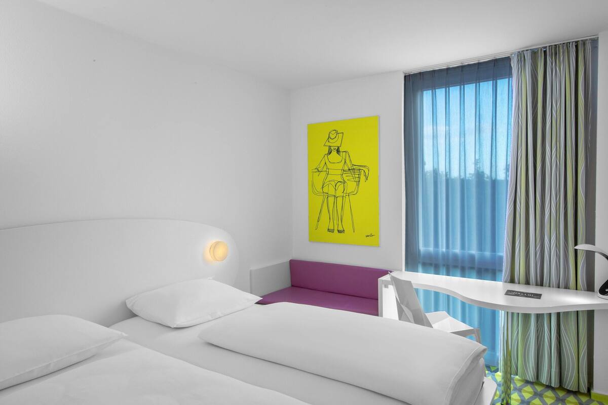 1 bedroom, premium bedding, desk, laptop workspace