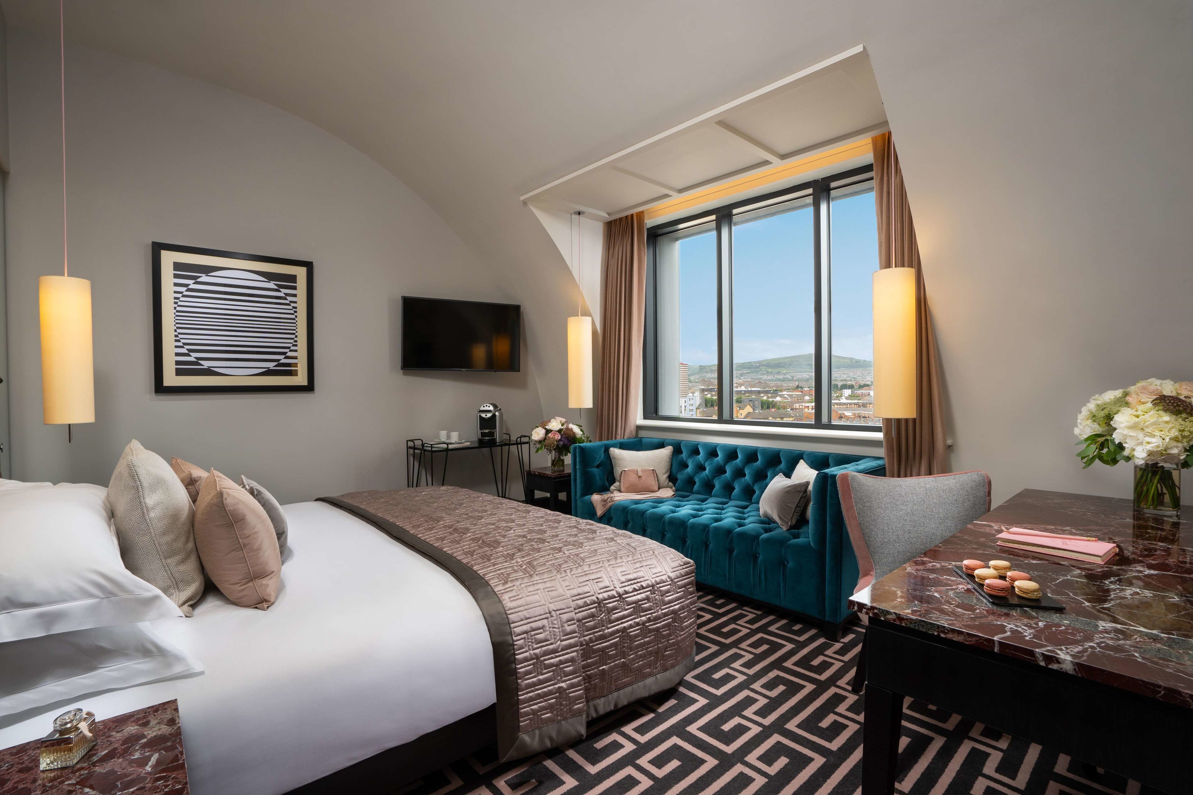 Signature View King | Egyptian cotton sheets, premium bedding, minibar, in-room safe