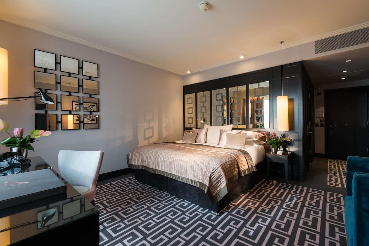 Egyptian cotton sheets, premium bedding, minibar, in-room safe