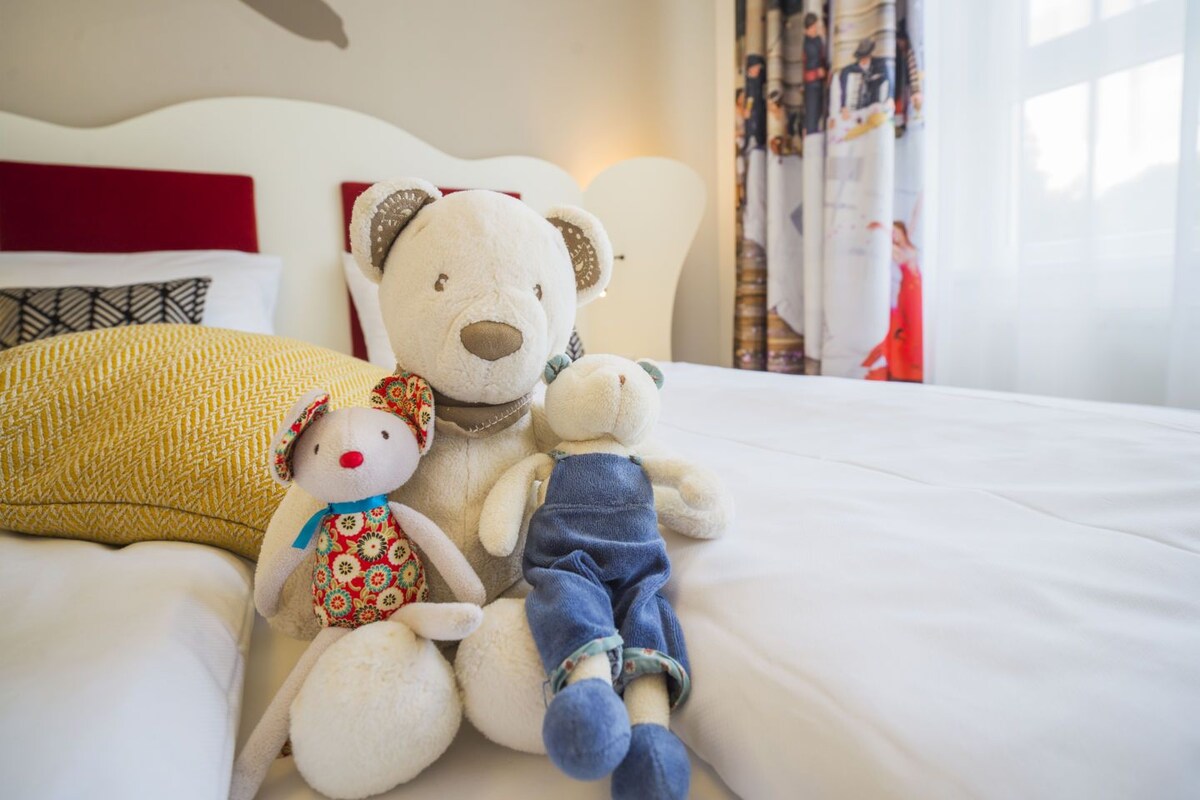 Family Room | In-room safe, blackout curtains, soundproofing, free WiFi