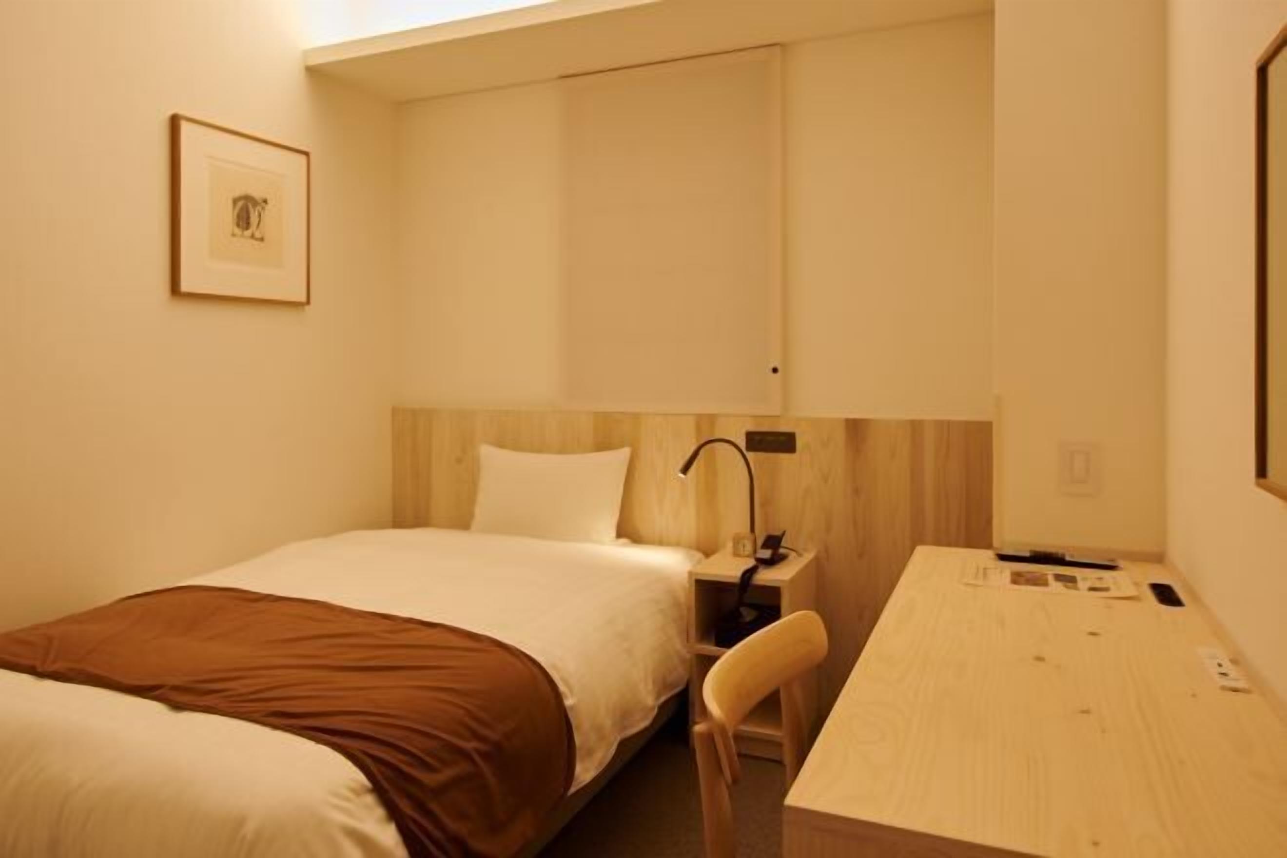 羽絨被、客房內保險箱、書桌、熨斗/熨衣板