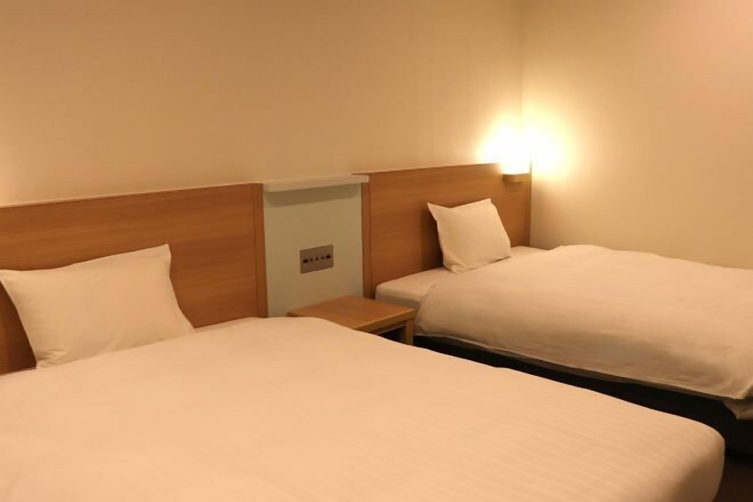 羽絨被、客房內保險箱、書桌、熨斗/熨衣板