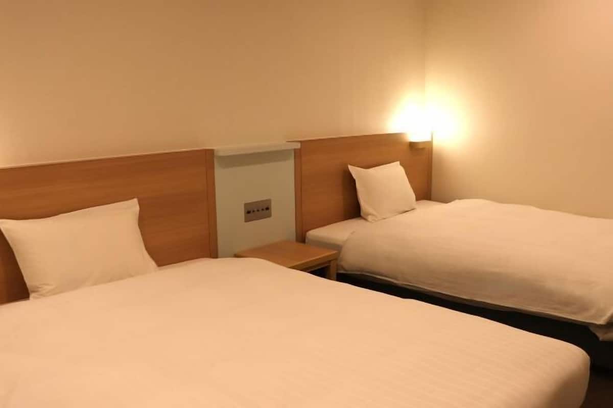 1 bedroom, down duvets, in-room safe, desk